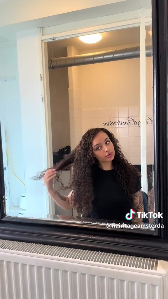 Flipover sew in, krullen doorgeborsteld voor de spiegel